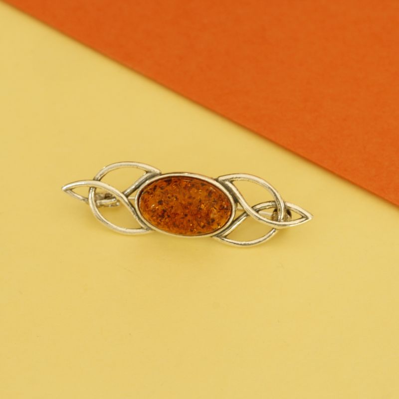 Ladies brooch with oval amber | Carathea jewellers