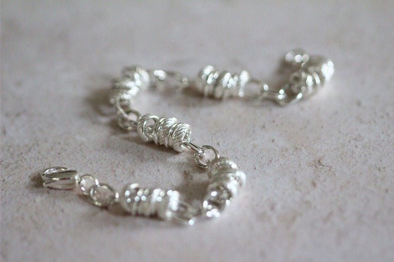 silver bracelet with oval and circular serated links | Carathea