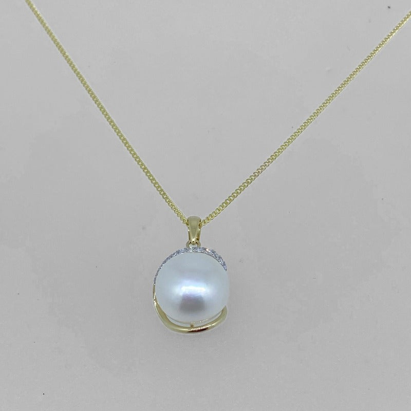 Gold pendant with diamonds and pearl Jewellery Carathea