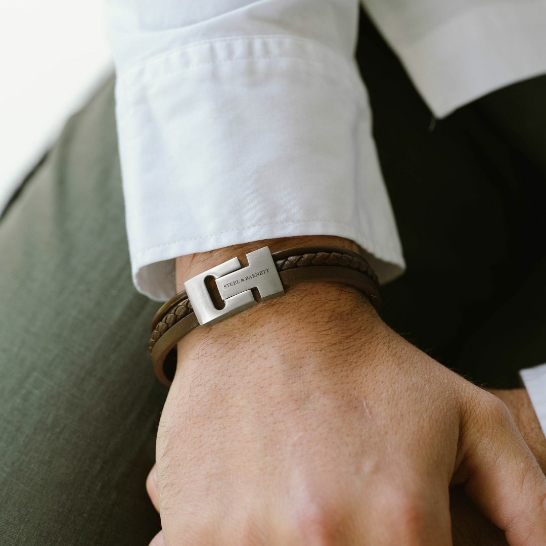 Brown leather bracelet with a magnetic stainless steel clasp.
