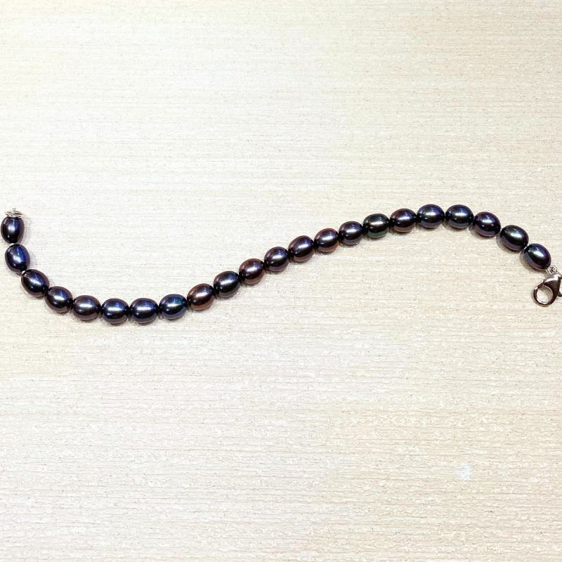 close up of black cultured pearl bracelet - Carathea jewellers