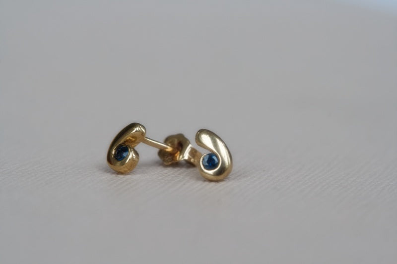 gold swirls sapphire stud earrings- Carathea
