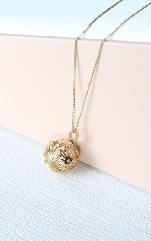 gold flower sphere pendant with pearl - Carathea