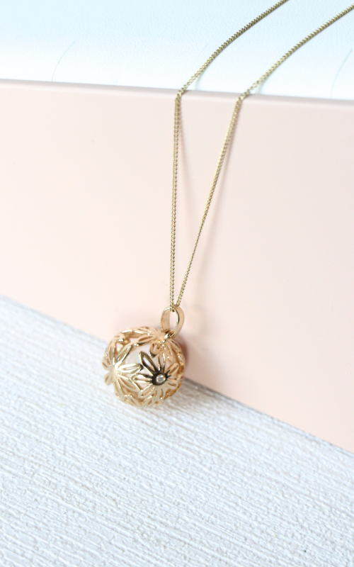 gold flower sphere pendant with pearl - Carathea 