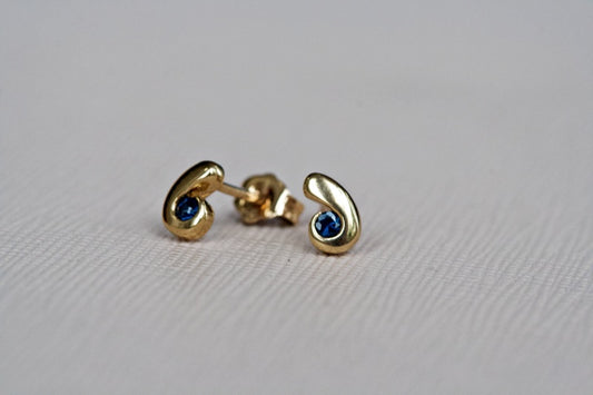 gold swirl stud earrings with sapphire- Carathea