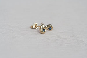 gold swirl stud earrings with sapphire- Carathea