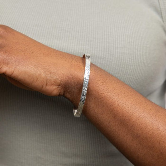 Silver hammered texture bangle - Carathea