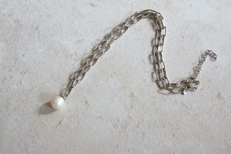 silver oval pendants with pearl necklace | Carathea