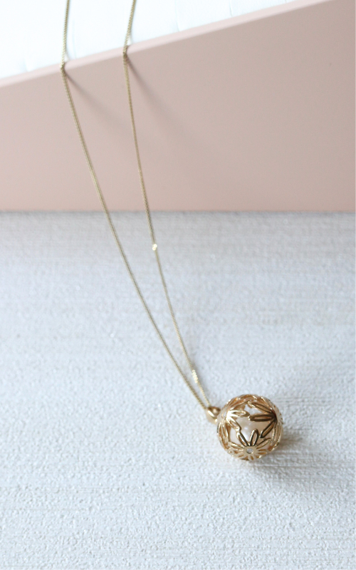 gold flower sphere pendant with pearl - Carathea