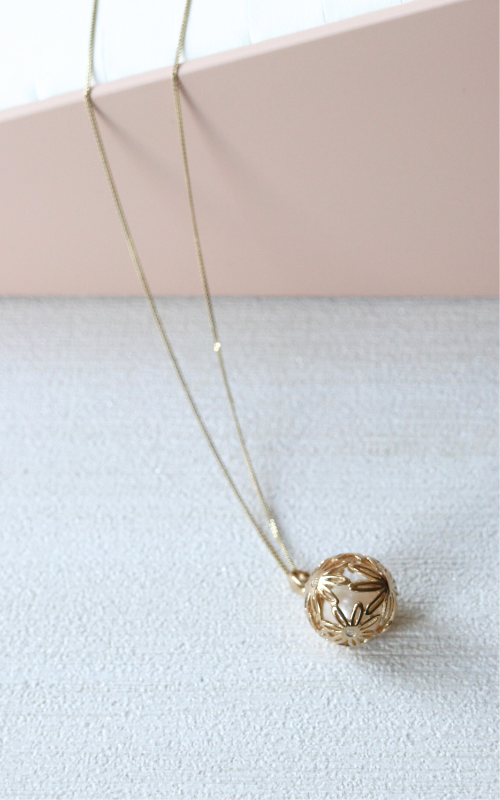 gold flower sphere pendant with pearl - Carathea 