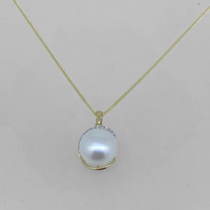 Gold pearl pendant with diamonds Carathea.