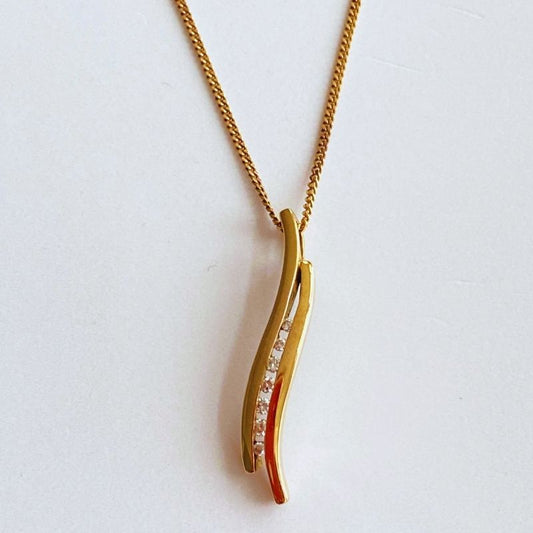 Gold and Diamonds Curve Pendant (0.6 pts)