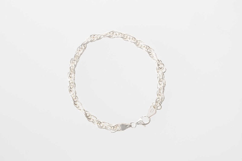 silver twisted oval link bracelet | Carathea